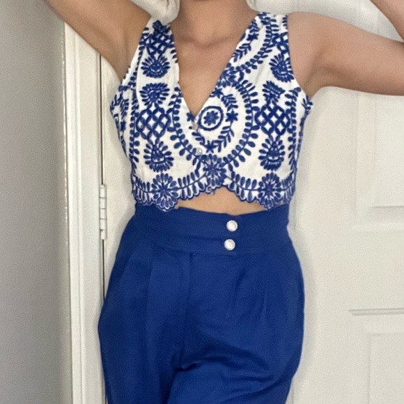 NWoT SHEIN• blue & white real embroidery cropped vest, scalloped hems; large - Picture 2 of 11